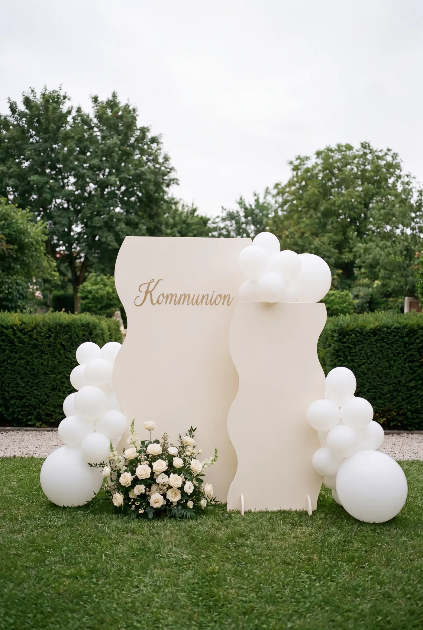Wellenboard mit weißer Ballondeko und Rosen im Villengarten